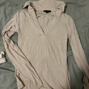 Beige långärmad tröja  - Jättefin tröja från newyorker som tyvärr inte har kommit till användning. 