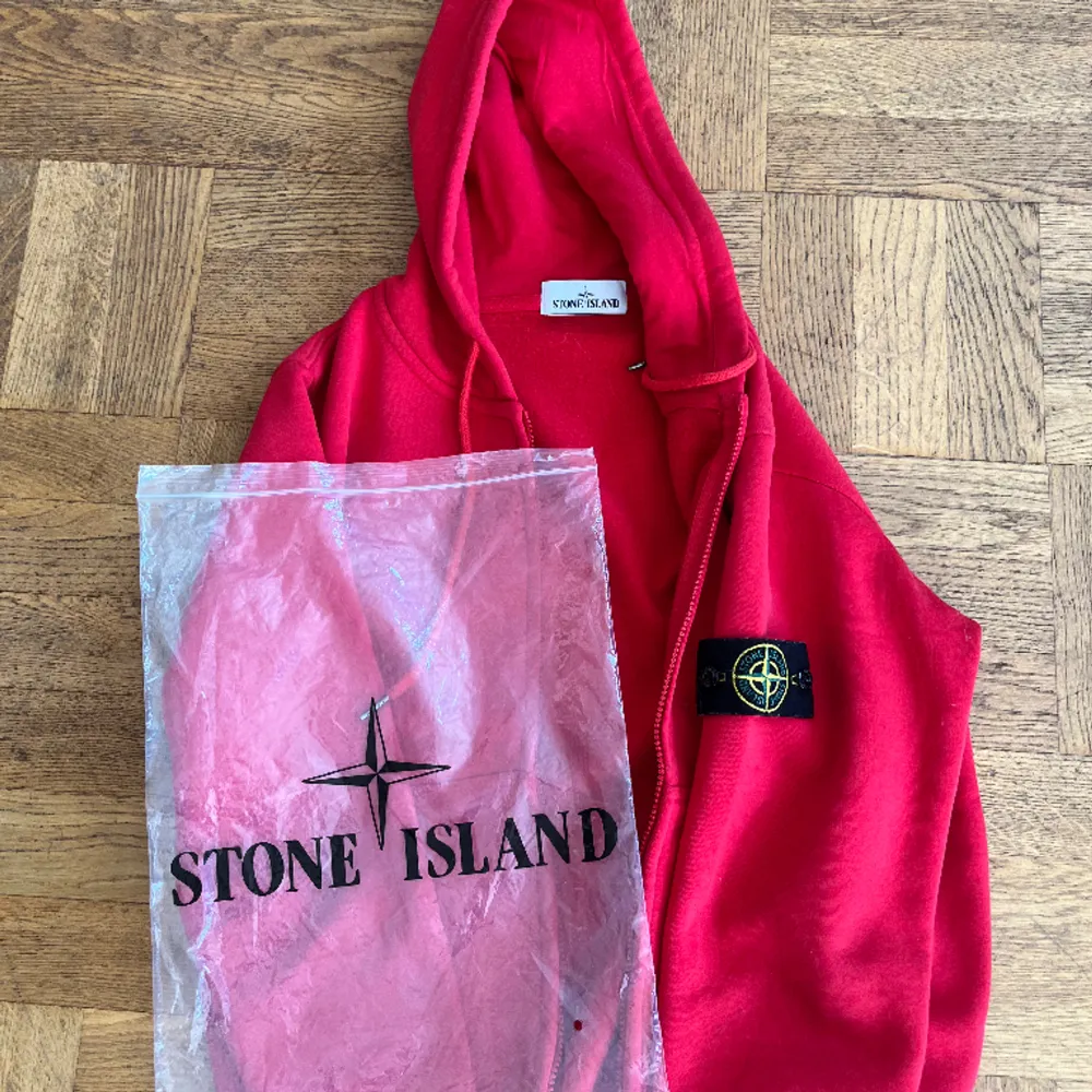 En fin Stone Island Zip hoodie i fint skick För liten för mig. Hoodies.