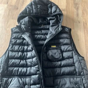 barbour väst herr - Barbour väst, väldigt bra skicka, aldrig använt för vest är inte min grej och den har bara leggat och skräpat i cirka ett år, den är ren och inget smuts på den och inga märken, köpte den från johnells för 2000kr, säljer för 1300, pris kan diskuteras.
