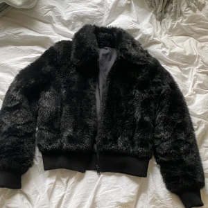 Svart päls jacka  - Jätte snygg päls jacka men kommer tyvärr inte till användning. Ny skick, storlek S! Passar bra till våren💓💓