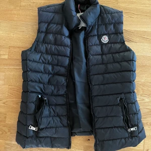 Väst  - En fin varm väst i bra kvalite, söndrig i fickorna har ej haft tid att laga men går enkelt att laga om man är bra på sådant  Storlek 4 vilket motsvarar s/m 