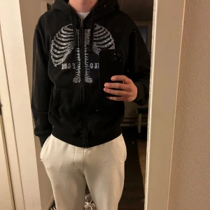 One Of One hoodie - Säljer min hoodie från One of One då den inte används längre. Köpt från deras hemsida, och är slutsåld där. Storlek M. 