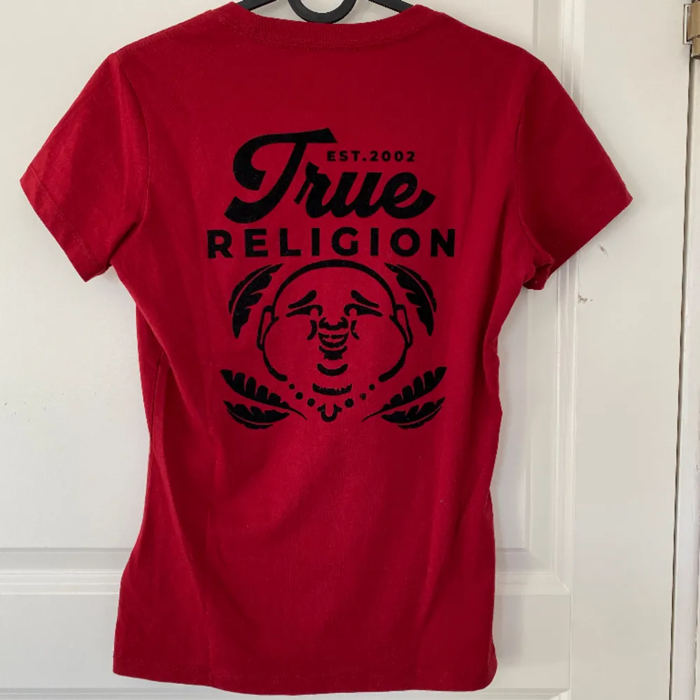 Säljer min jätte fina True Religion  t-shirt då jag bara använt den 2 gånger!❤️. T-shirts.