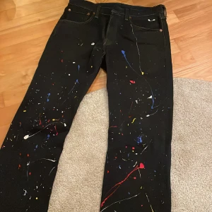 Levis 501 - Riktigt feta och unika 501or i riktigt bra skick, dom är specialdesignade, köptes för ca 1500.