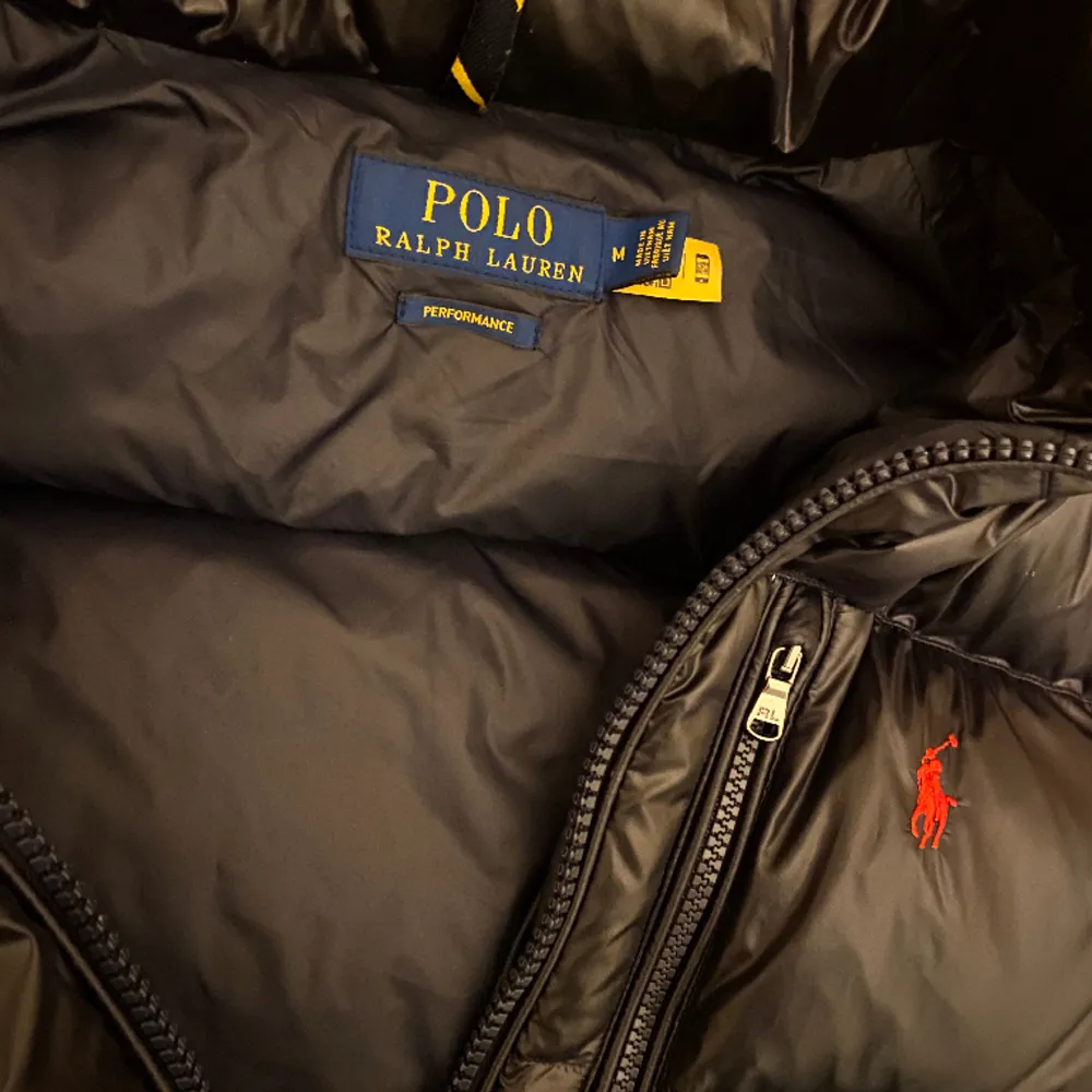 Ralph Lauren jacka storlek M, utmärkt skick använd enbart 2 gånger!  Färgen är mörkblåa. . Jackor.