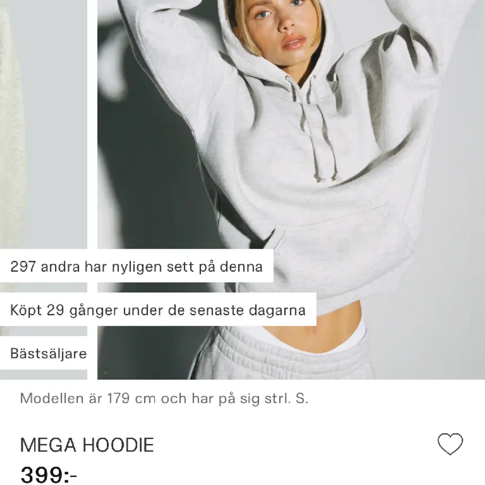 har en fläck som ej gått bort i tvätten (se sista bilden) därav billigt pris💕. Hoodies.