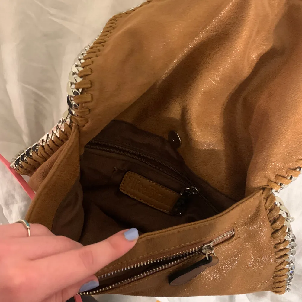Jättefin brun väska som inte används längre, den har ett litet hål på insidan därav priset ☺️ Använd gärna köp nu! ❤️. Väskor.