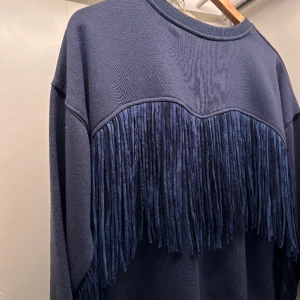 Sweatshirt med fransar  - Såå unik och fin sweatshirt med fransar! Super snygg och inte lik någon annan💞 fransarna är på ryggen och under armarna! 