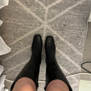 Svarta boots - Svarta höga boots med klack. Super fina klackar som går med höjd till knäna. Använder inte längre då jag fått ett annat par. 