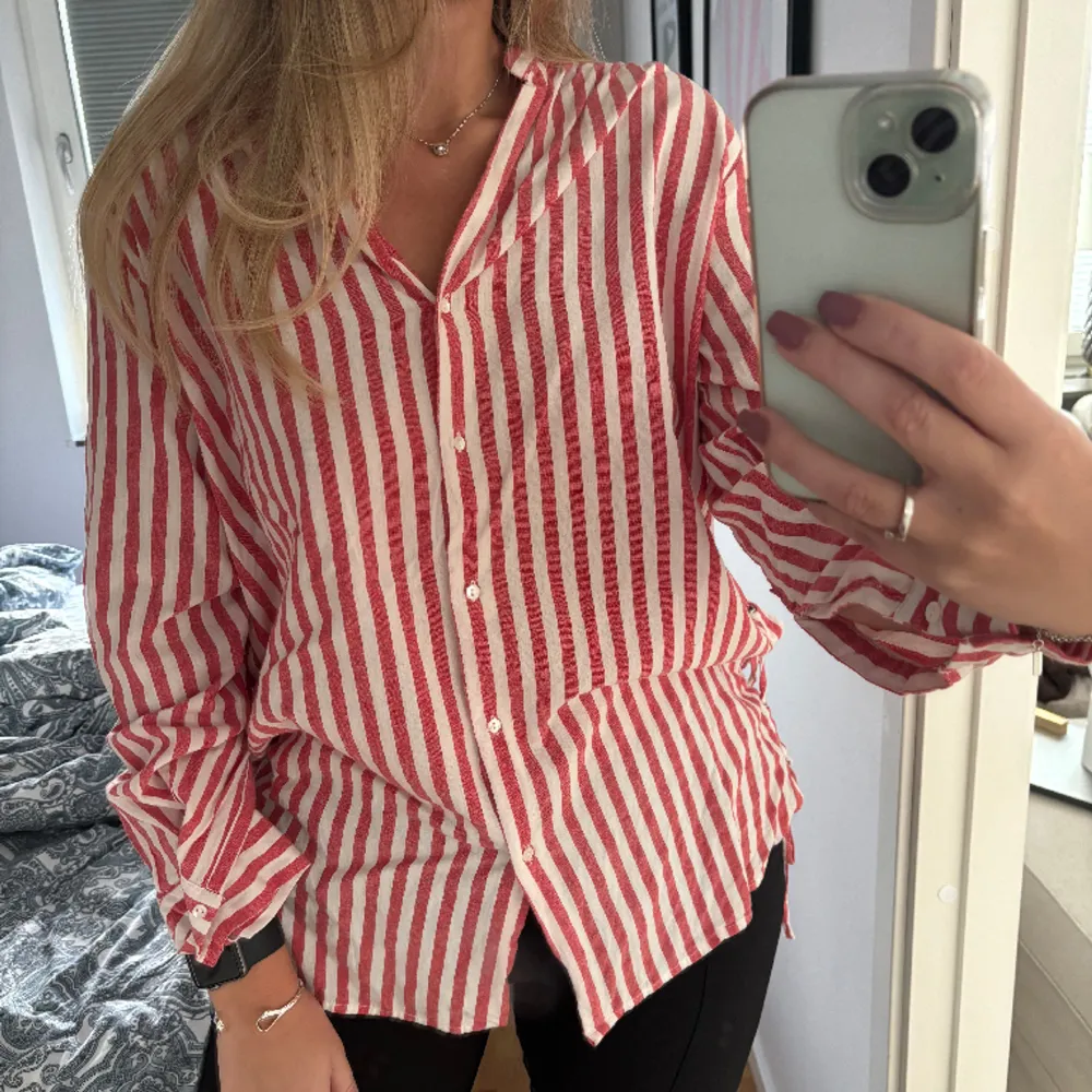 Rödvit randig skjorta från Zara i mjukt material. Storlek xs. Knytning på sidorna. Ska vara lite oversize men är tyvärr för liten för mig. . Skjortor.