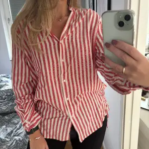 Rödvit randig skjorta från Zara i mjukt material. Storlek xs. Knytning på sidorna. Ska vara lite oversize men är tyvärr för liten för mig. 