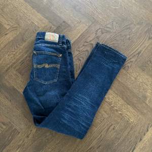Säljer dessa nudie jeans i väldigt bra skick! Skriv vid eventuella frågor 