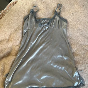 Nattlinne - Snyggt nattlinne använt typ 3 gånger Lite noppigt/slitet där fram