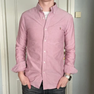 Rosa Ralph Lauren skjorta - Tja! Säljer nu min rosa skjorta från Ralph Lauren. Skick: 9/10. Storlek: S, slim fit. Nypris: 1200kr.  Kontakta mig för fler bilder eller info.