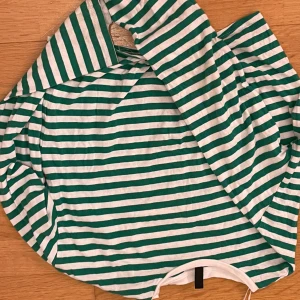 Långärmad randig tröja - Super snygg randig långärmad tröja tror att den är från h&m men är inte säker❤️