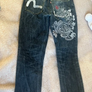 Evisu jeans - Jättesnygga evisu jeans, kommer ej tyvärr till användning. Lite slitna på trycket skulle säga att dom är raka och ytterst lite Bootcut.