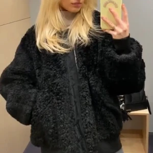 Cos Teddy jacka - Säljer min grymt fina jacka från cos, är i fint skick och är perfekt i vinter/vår . Slutsåld sen ett år tillbaka! Vid fler funderingar hör av dig ✨✨❤️‍🔥🙌