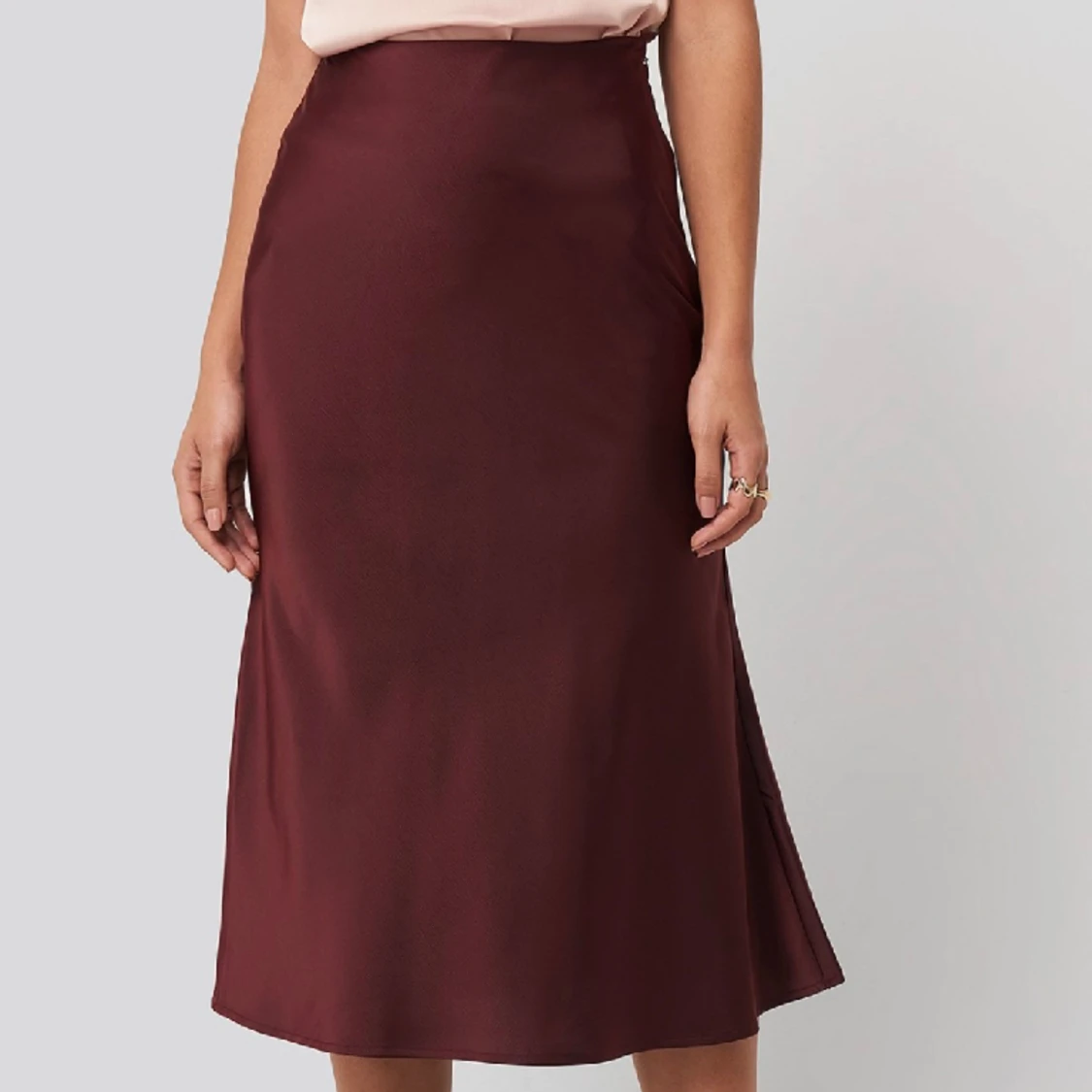 Vinrödkjol i satin - 90