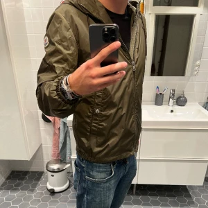 Moncler windbreaker - Moncler windbreaker i riktigt fint skick. Jackan är i storlek 3 vilket motsvarar L. Köpte jackan på monclers hemsida (kvitto finns). Tags och allt finns att få med. Skriv till mig om ni har frågor om storlek, pris mm… (183cm, 73kg)
