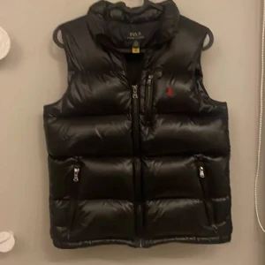 Ralph lauran väst - Säljer nu denna 100% äkta ralph lauran väst! Denna väste är väldigt svår att få tag i till ett så billigt pris, Skicket är 9/10, nypris ca 2500, kvitto finns även! Skriv om ni haf frågor!