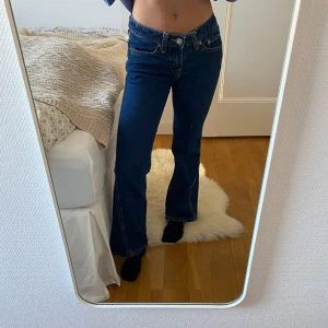 Levi’s low waist - Noughties Bootcut  - Säljer mina supersnygga Levi’s då de blivit för små för mig :( Köpte i höstas på UO i Barcelona för 1500kr och endast använda ett fåtal gånger.