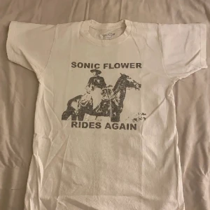 T-shirt - T-shirt köpt på plick. 