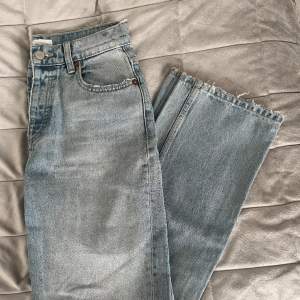 Säljer ett par jeans från Zara i nästan nyskick, skulle säga att modellen är mid waisted straight leg! De är lite trådiga längst ned på byxbenet. 100kr +frakt  