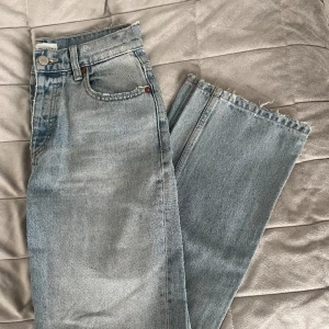 Jeans  - Säljer ett par jeans från Zara i nästan nyskick, skulle säga att modellen är mid waisted straight leg! De är lite trådiga längst ned på byxbenet. 100kr +frakt  