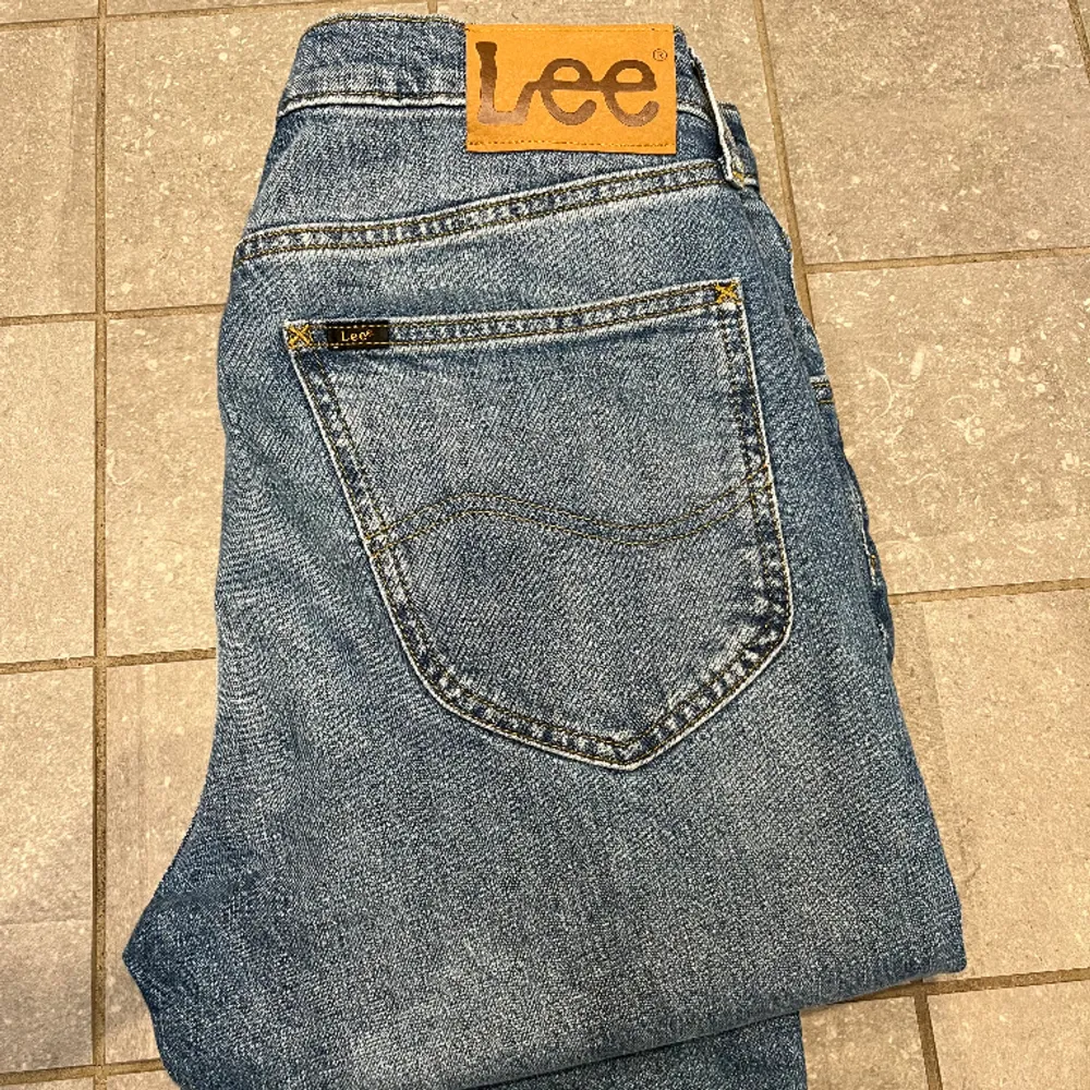 Säljer dessa galet feta Lee jeans som kostar runt 1200kr nypris! Använda Max 5 gånger så dom är nästan som helt nya! Storlek är 29W och 32L. Skriv om ni har frågor!. Jeans & Byxor.