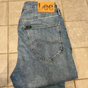 Säljer dessa galet feta Lee jeans som kostar runt 1200kr nypris! Använda Max 5 gånger så dom är nästan som helt nya! Storlek är 29W och 32L. Skriv om ni har frågor!