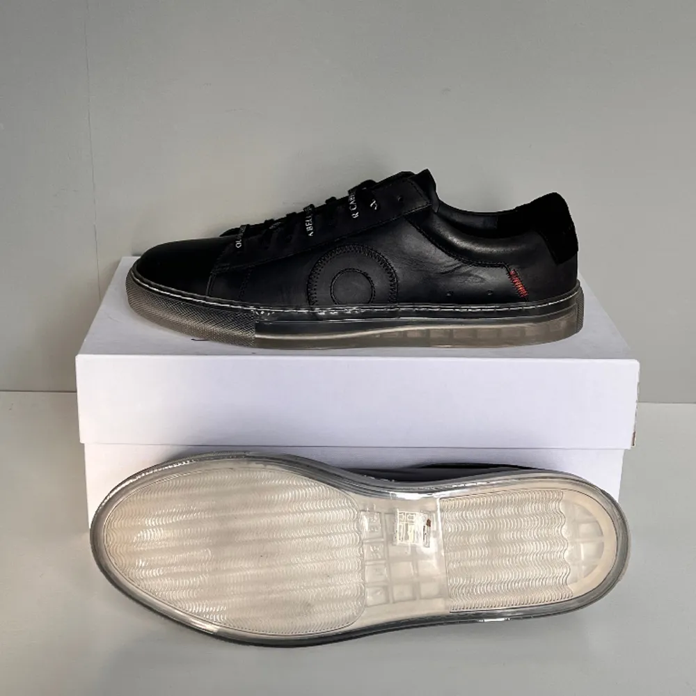 Säljer ett par helt nya och sjukt snygga Oliver Cabell ghost, cond 10/10 skorna ska ha slitningar. Kommer med OG box och dustbag. Skor.
