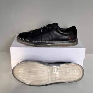 Säljer ett par helt nya och sjukt snygga Oliver Cabell ghost, cond 10/10 skorna ska ha slitningar. Kommer med OG box och dustbag