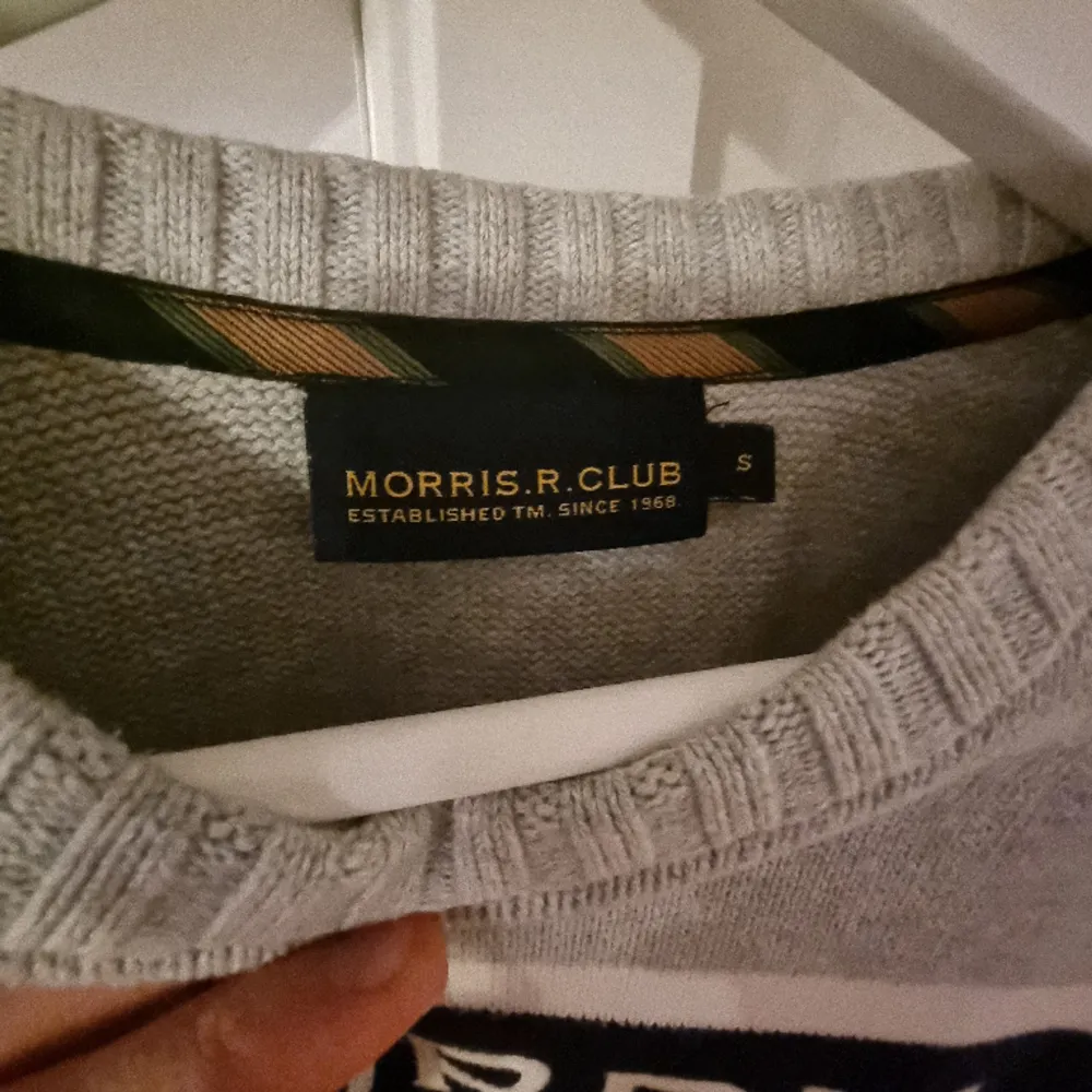 Morris tröja i nyskick använd fåtal gånger nypriss runt 1200kr kan gå ner i pris vid smidig affär. Hör av er vid frågor. Stickat.
