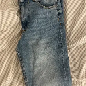 Säljer snygga bootcut jeans, köpta second hand. Säljer för att dom inte kommer till användning. Hör av er vid intresse❤️