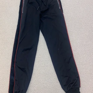 Givenchy Byxor - Givenchy Byxor  Fräsch skick Nypris 8500kr Blacksheep Outlet : 1000kr Tar emot bud  Betalning via Swish 