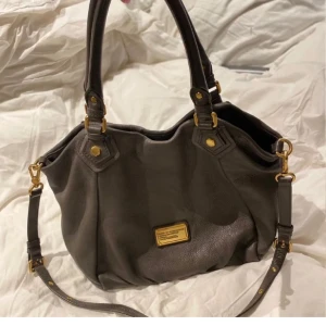 Marc jacobs väska  - !INTRESSEKOLL! Väska från marc jacobs i grå! Nyskick🙌🤩💕 buda!