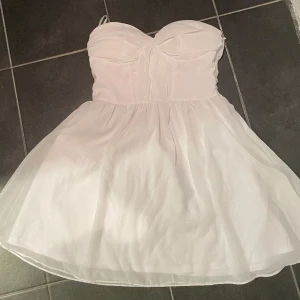 Vit klänning  - Jättefin till studenten💕  Passar som storlek S men är i M  Pris kan diskuteras vid snabb affär❤️