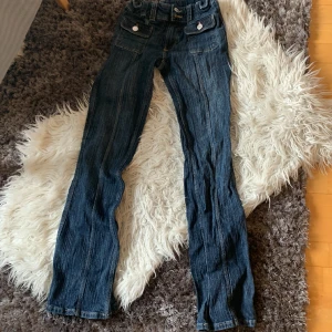 jeans - ett år bershka jeans dupe från h&m som jag har använt några gånger men är fortfarande i nytt skick💋
