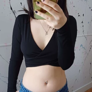 Svart omlottop xs/s  - Fin svart omlottop från Gina Tricot. Str xs/s. Fint använt skick, lapp bortklippt, EJ blekt.