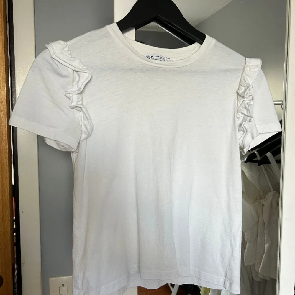 Super söt vit t-shirt med volanger från zara. Använd en gång!🫶🏽. T-shirts.