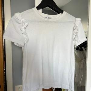 Super söt vit t-shirt med volanger från zara. Använd en gång!🫶🏽