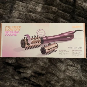 Babyliss varmluftsborste - Säljer min varmluftsborste från Babyliss. Säljer pga att den inte kommer tillanvänding🩷endast provat använda ungefär 2ggr. Nypris 650kr🩷300kr + frakt 