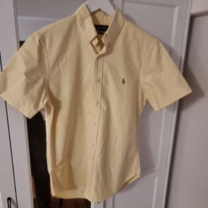 Ralph lauren skojrta - Kortärmad ralph lauren skjorta i nyskick Pris kan diskuteras vid snabb affär. Hör av er vid frågor