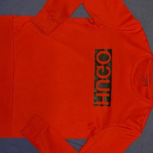 Hugo Sweatshirt - Väldigt väl omhändertagen! Tunn och len. Sitter ganska slim. Lite använd så känns som helt ny!