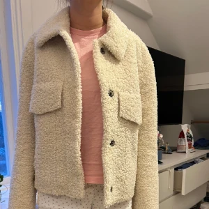 Fin Teddy  jacka från zara - Jätte snygg teddyjacka gammal modell från zara❣️