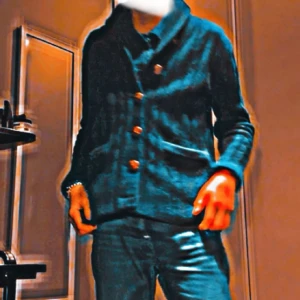 Gant kavaj kofta - Gant kavaj kofta bra material och hållbar, den e lite knopprig men har en maskin som man får bårt de ifall nån vill köpa den. Storlek Xs-S, jag e 13 bast och 166 och den sitter bra går att va längre 