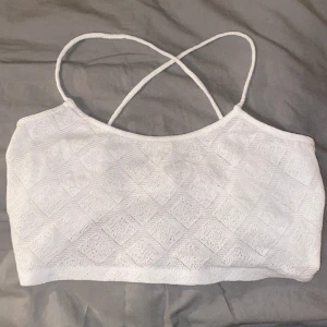 vit topp - en söt sommartopp från Ginatricot som knyts i ryggen (har en vit bandau under på bilden). aldrig använd. Strl M