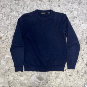 Stenströms Kashmir tröja - Kashmir Stenströms tröja. Köpt på NK gbg för 4999. Bra skick, inga defekter. storlek S. Säljer för att den nu är för liten för mig.