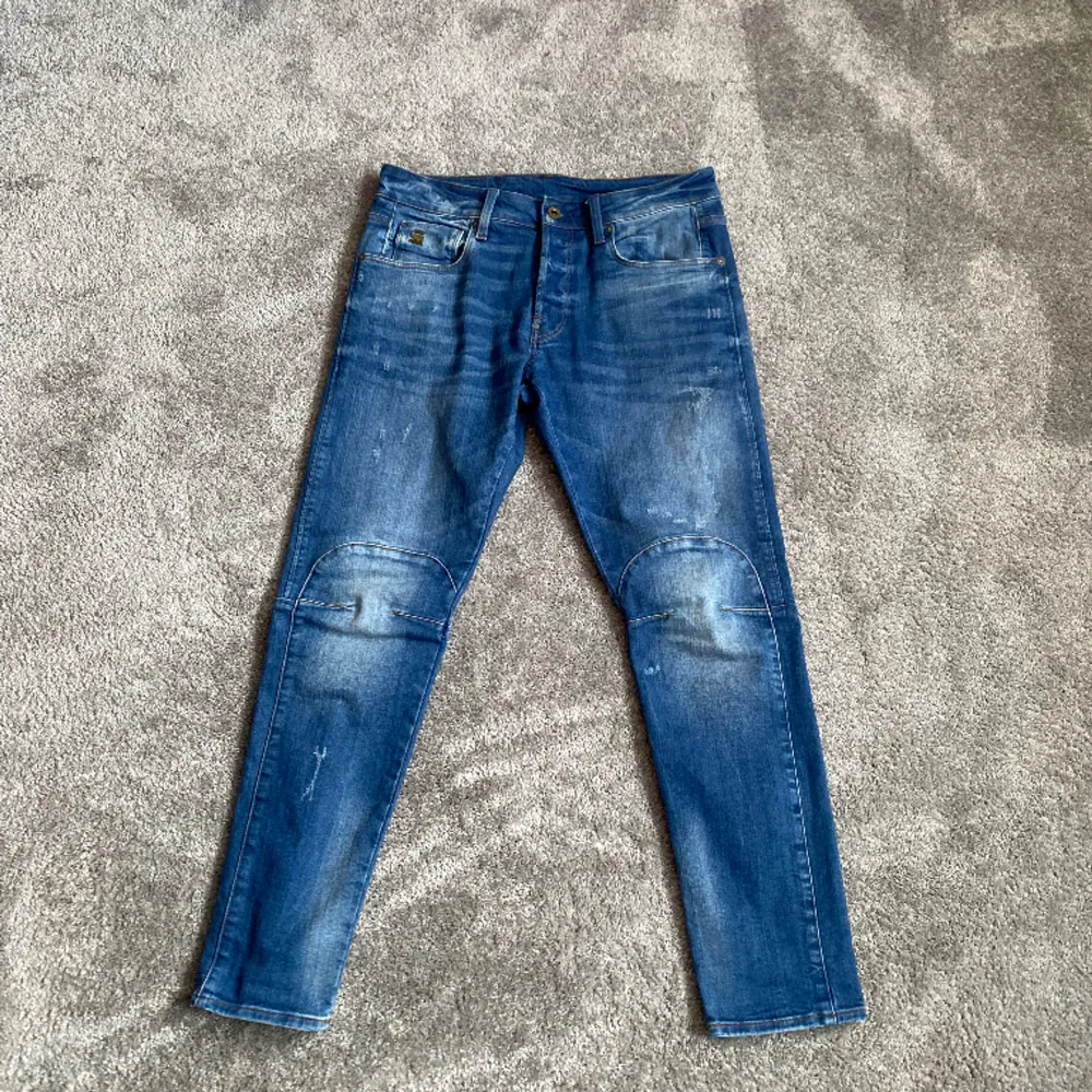 Säljer ett par blåa G-star RAW biwes 3D slim jeans i storlek 31/32. Nypris 1499kr, mitt pris 399kr, använda fåtal gånger och är i väldigt bra skick!💥. Jeans & Byxor.