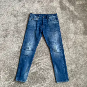 Säljer ett par blåa G-star RAW biwes 3D slim jeans i storlek 31/32. Nypris 1499kr, mitt pris 399kr, använda fåtal gånger och är i väldigt bra skick!💥